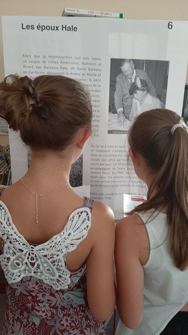 Élèves devant un panneau de l'exposition itinérante sur le massacre de Maillé, village martyr de la Seconde Guerre mondiale en Touraine (Indre-et-Loire, 37).